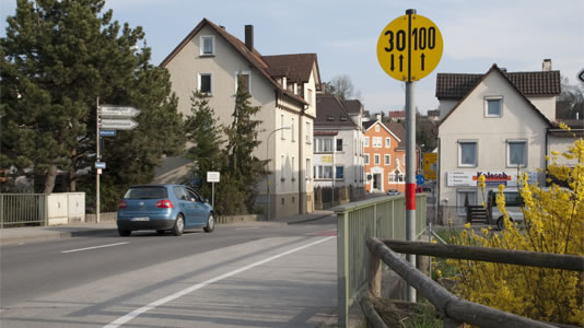 MLC-Verkehrszeichen vor einer Brücke im süddeutschen Biberach MLC-Schild